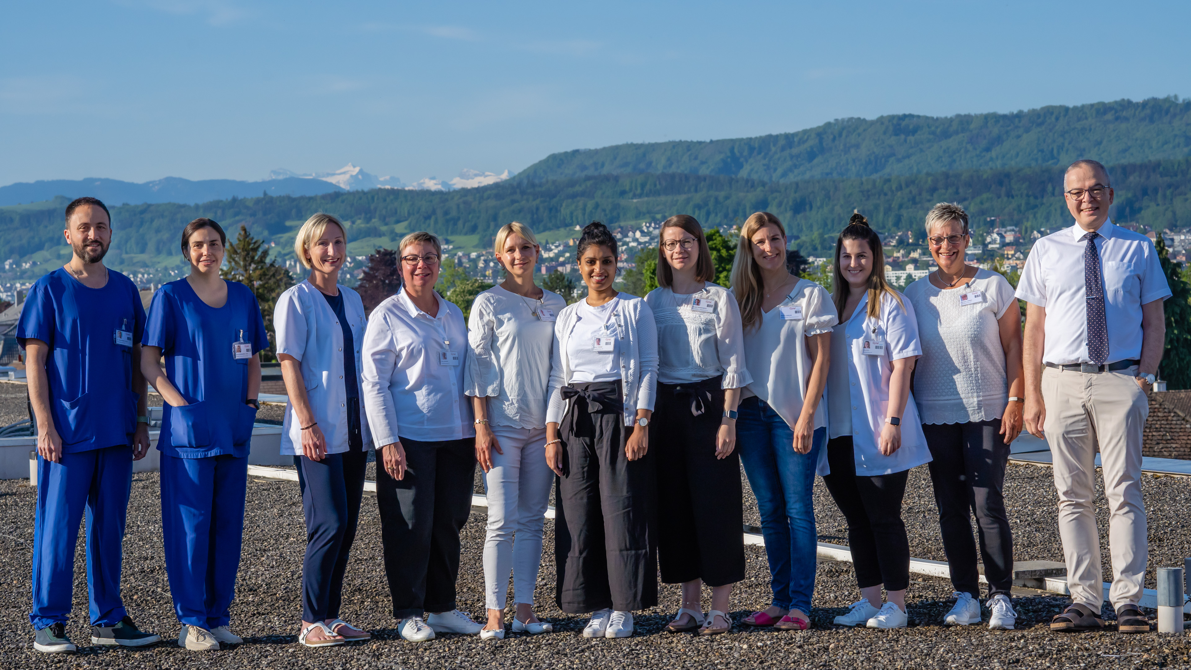 Team Dr. Singer auf dem Dach des Praxisgebäudes (2022) - Klick für hohe Auflösung